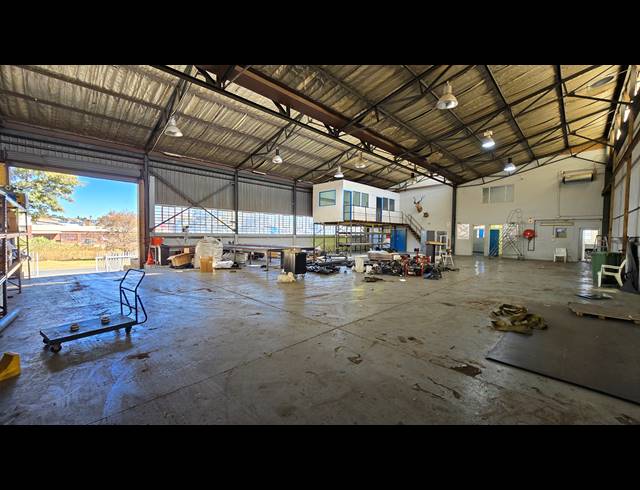 1,772M² WAREHOUSE FOR SALE IN SEBENZA